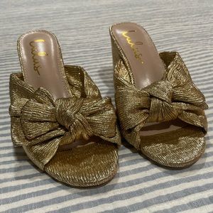 Gold pleated bow heel